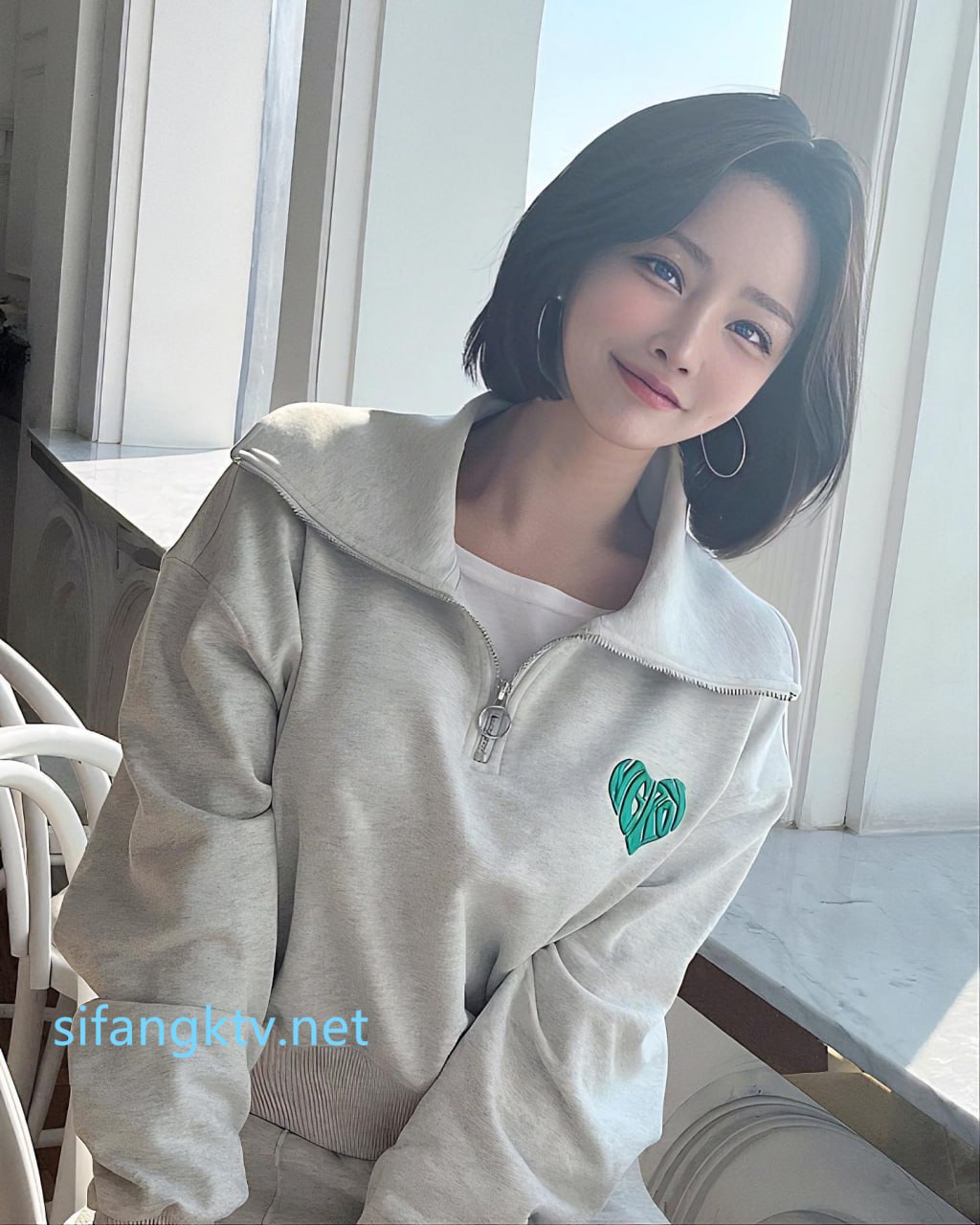 大的握不住！高颜值女主播发育太良好圆润两颗手感极佳